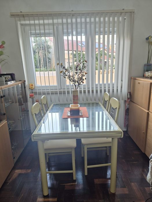 Mesa e cadeiras