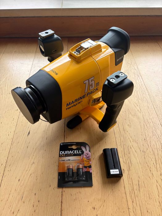 Kit Filmagem Subaquática Vintage Sony Marine Pack 75m Caixa estanque + Câmara DCR-TRV30E + Luzes