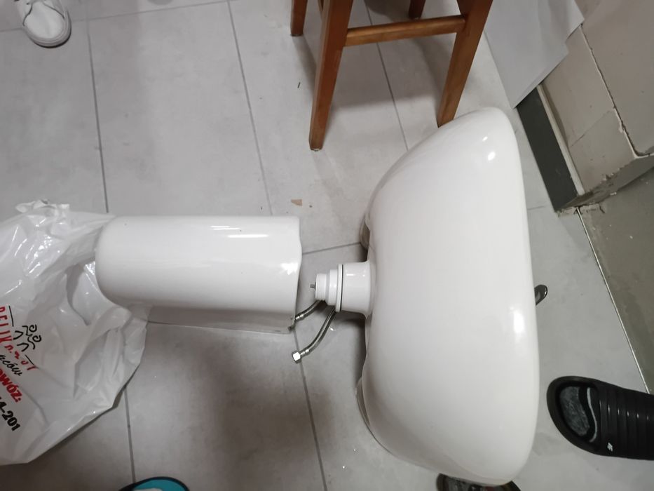 Zlew z kranem i odsłoną