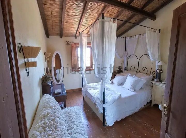 Duas Moradias e terreno