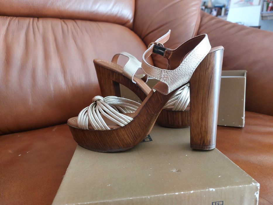 Sandálias altas douradas Gloria Ortiz