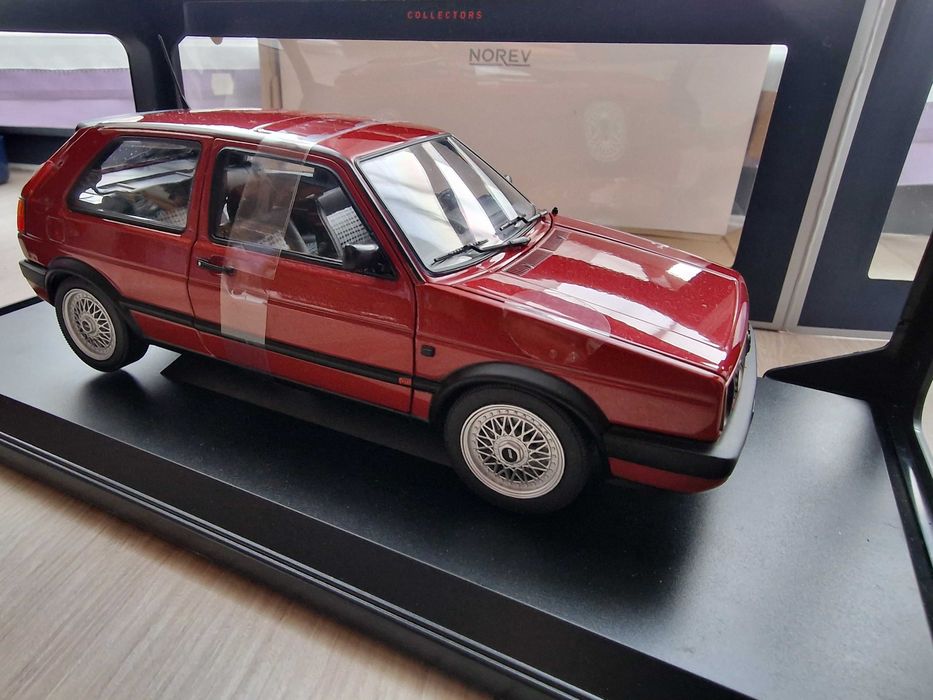 Model VOLKSWAGEN Golf GTI 1990r RED metalic 1:18