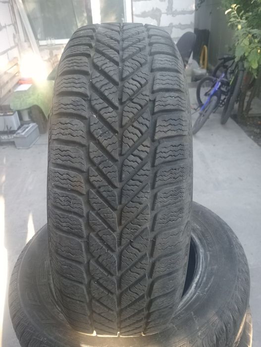 Продам зимнюю  резину 195 65R15