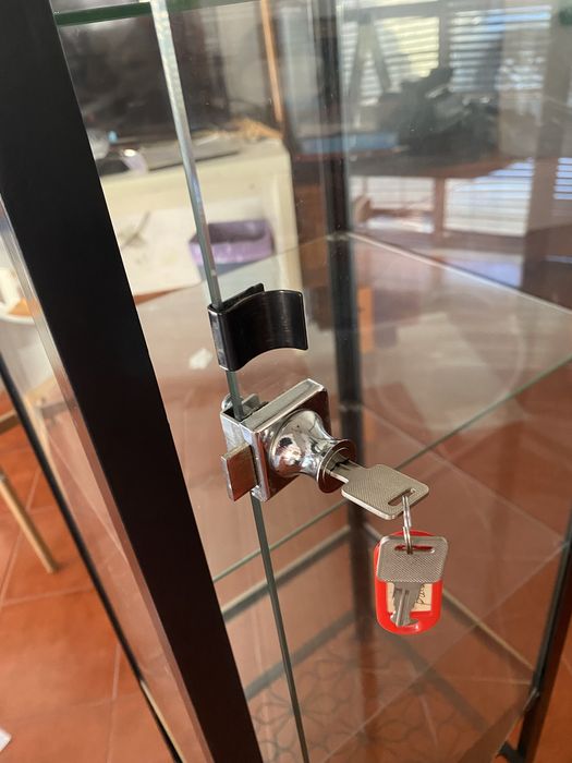Movel com fechadura em vidro e metal