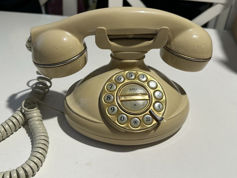 Telefon zabytkowy vintage beżowy kremowy