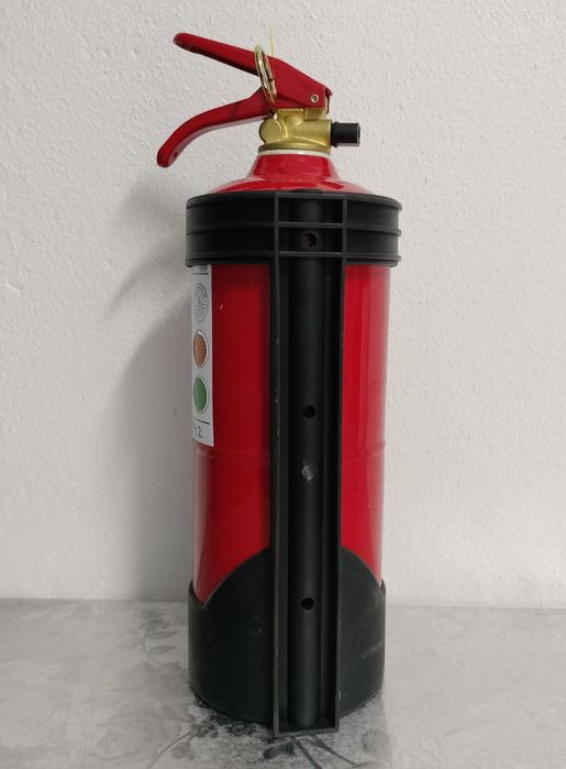 2 extintores veja selos nas fotos