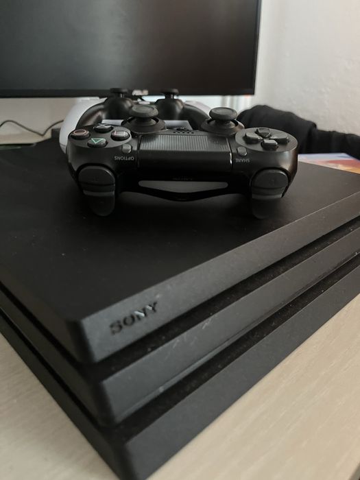 PlayStation 4 PRO 1TB + 2 PADA + 2 Gry RDR2 i UFC