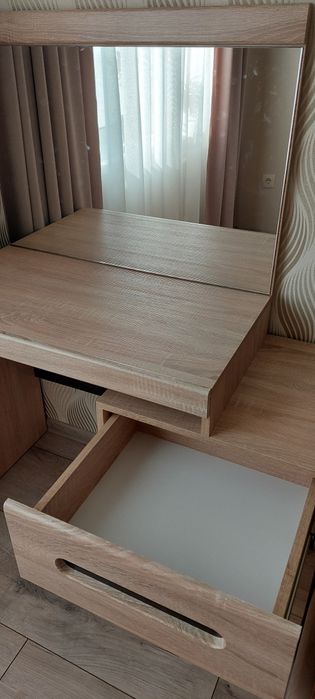 Туалетний столик для макіяжу і прикроватна тумбочка в наборі.