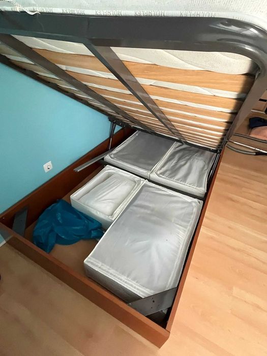 Cama com colchão e mesa de cabeceira