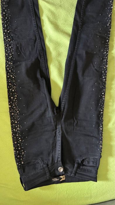 Оригінальні джинси з шипами