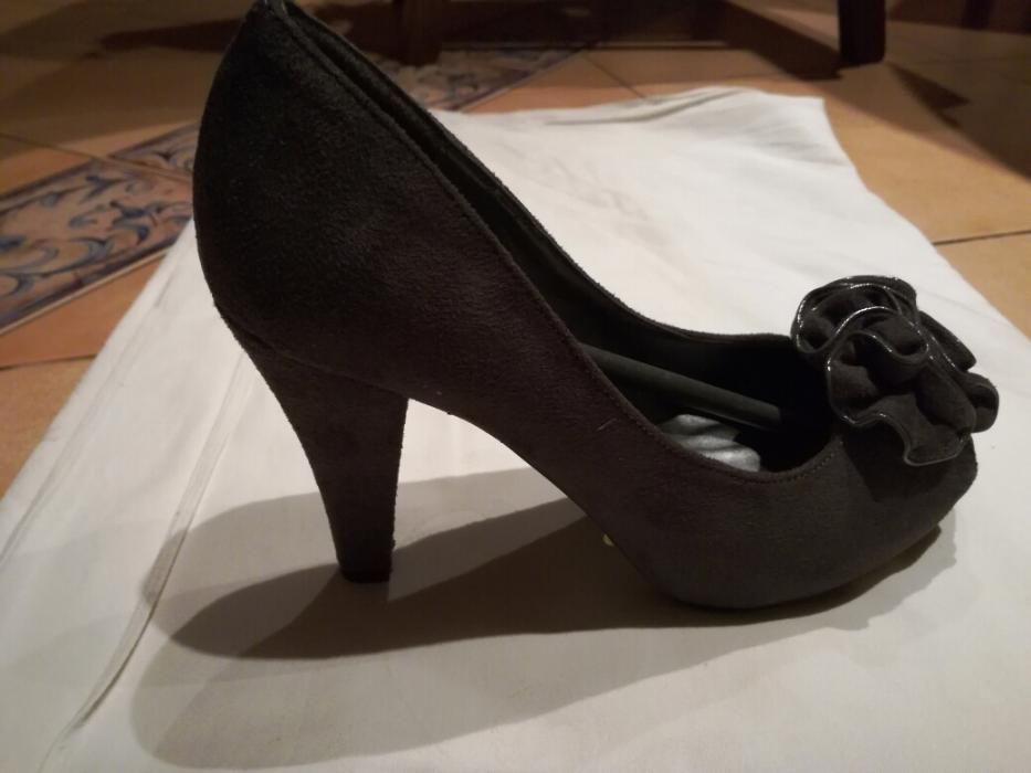 Sapatos de senhora, em camurça, novos