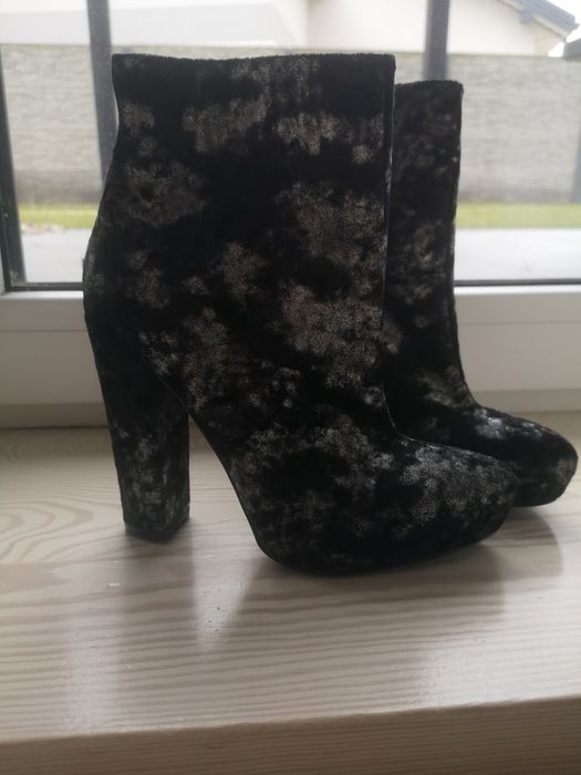 Botki nowe, Cinti na słupku.