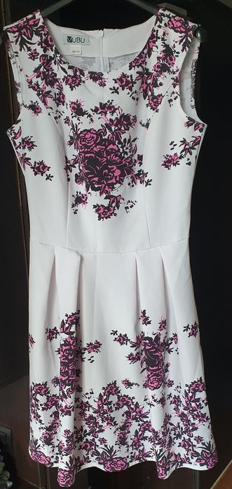 Biała rozkloszowana sukienka w kwiaty Vubu M