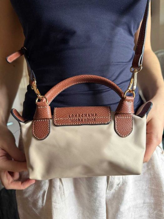 Bolsa Longchamp tamanho mini com alça em bege