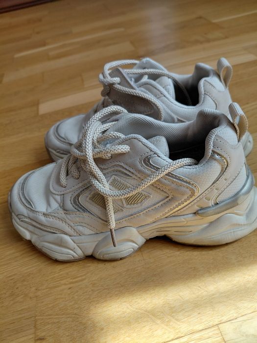 Дитячі білі кросівки