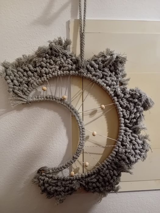 Lua  cinzentoa em macramé