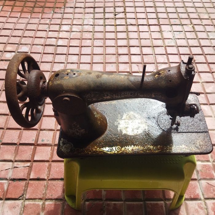 Cabeça de máquina de costura antiga.