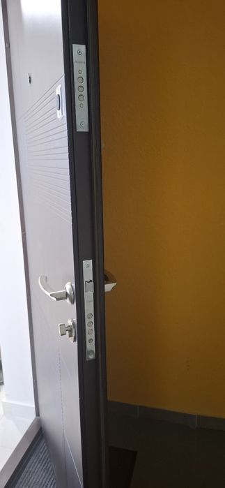 Продам вхідні двері від забудовника