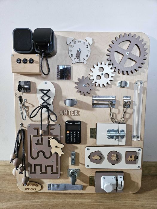 Tablica manipulacyjna edukacyjna Naanaa Wood z imieniem Antek