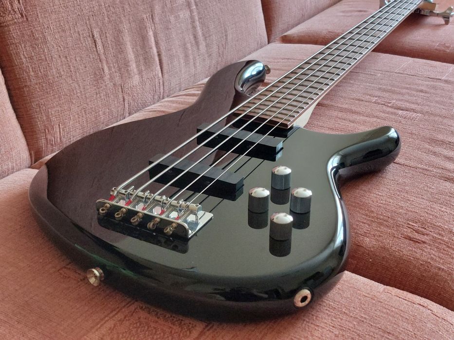 Cort Action Bass V + active    |.   gitara basowa bas aktywny