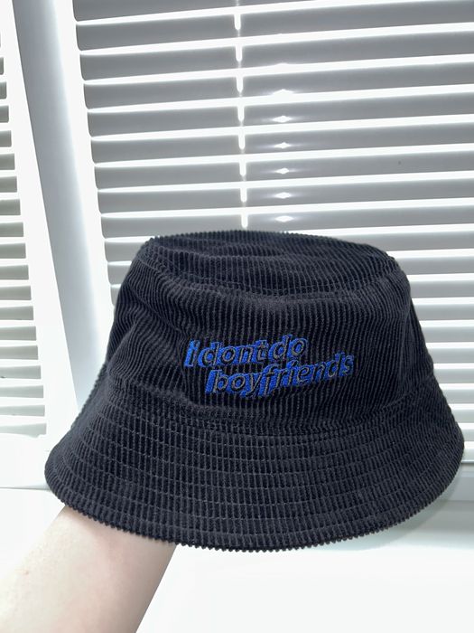 Вельветовая панама с вышитой надписью H&M