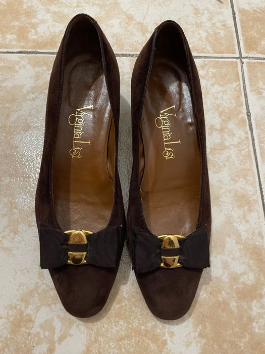 Sapatos castanhos com salto