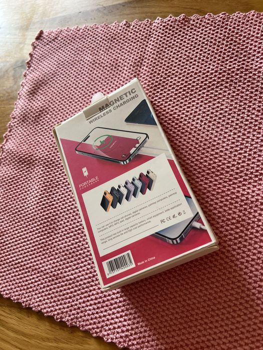 Павербанк на магніті