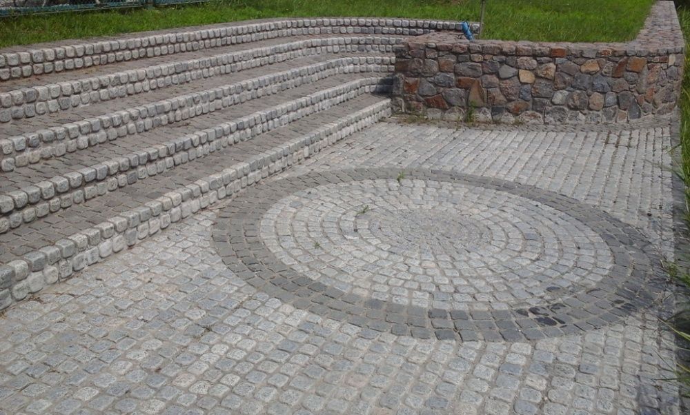 Укладка брусчатки ,тротуарной плитки ,гранитной плитки, ,бута,"соломки