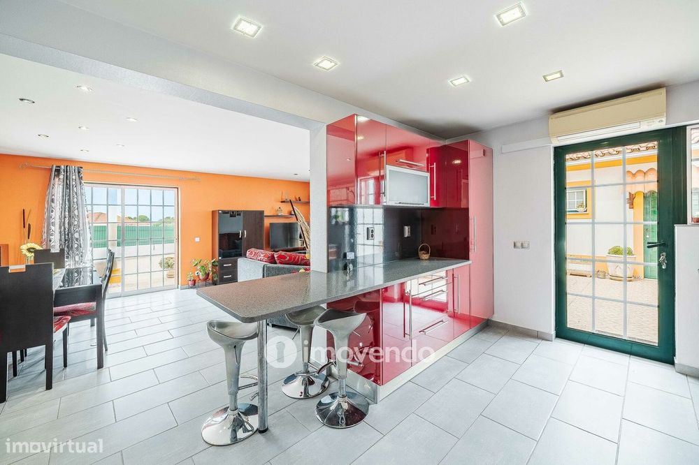 Moradia T4 com garagem e espaço exterior enorme, em Coruche