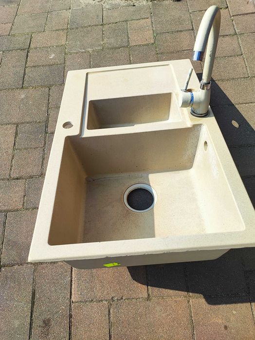 Zlewozmywak kamienny z baterią i dozownikiem płynu