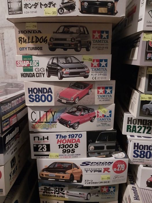 Model 1:24 Toyota Previa z bagaznikiem i orurowaniem