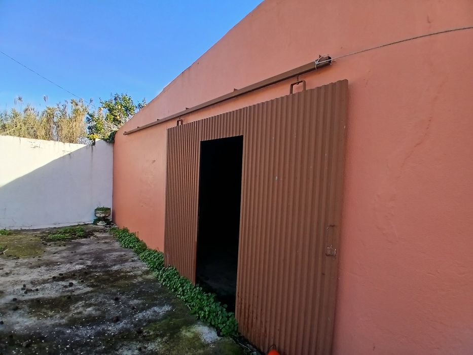 Moradia antiga, anexos, garagem e quintal
