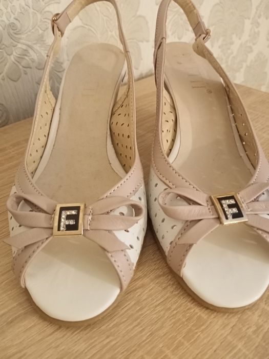 Продам босоніжки