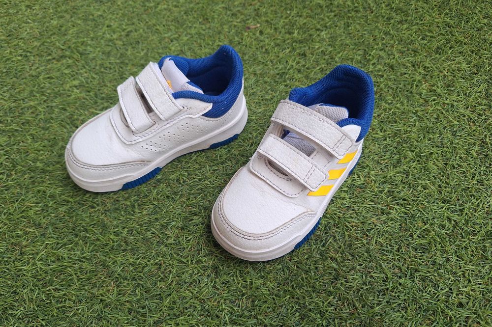 Buty sportowe firmy Adidas chłopięce rozm. 22.