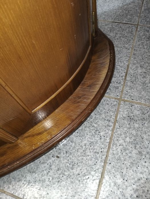 Móvel vintage de madeira em castanho