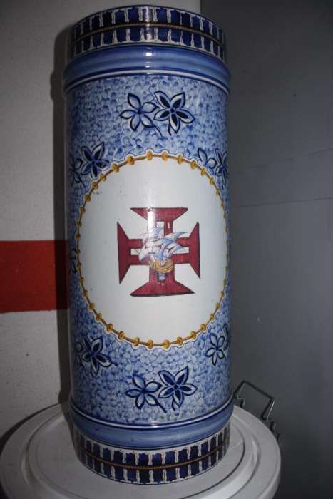 Hat stand made of porcelain from a Portuguese factory