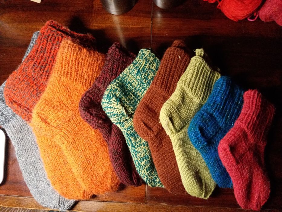 Носки, шапки, шарфики ручной работы.