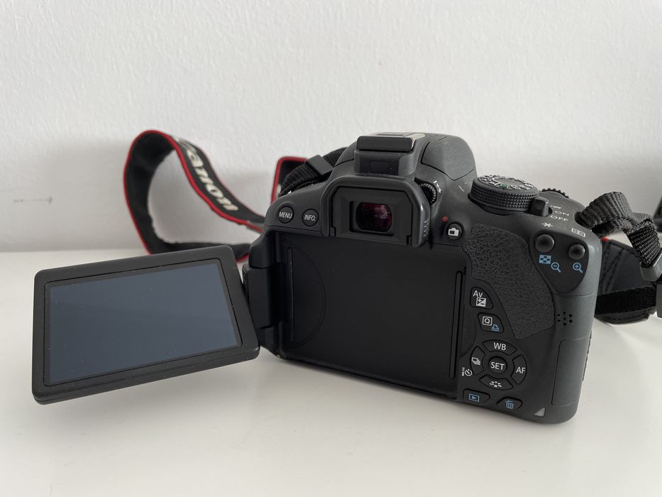 Canon EOS 700D + Accessories64584887076611121