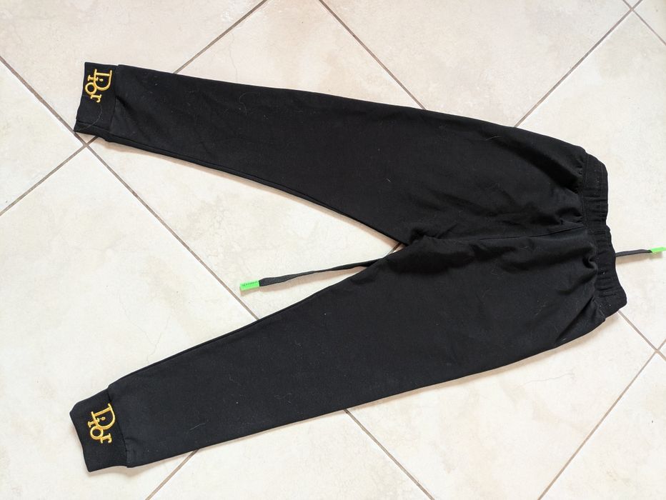 Eleganckie spodnie dresowe 134 cm