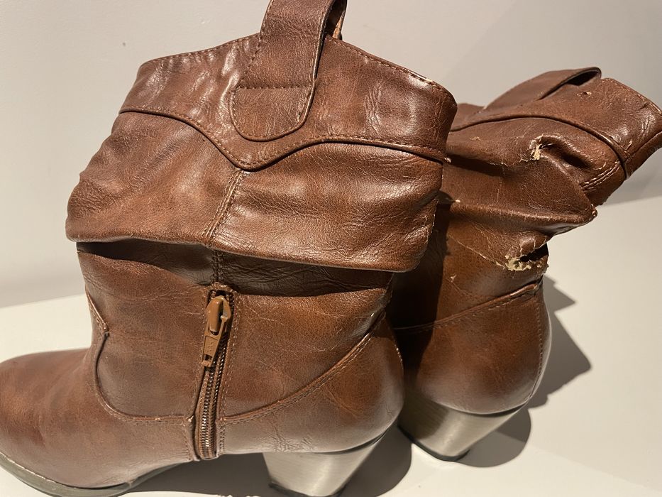 BOTAS tamanho 37, com salto