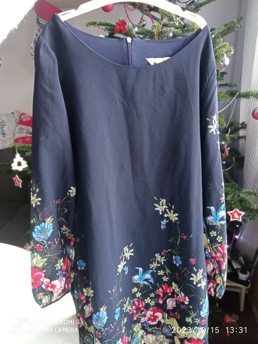 Sukienka z długim rękawem granatowa z kwiecistym wzorem.