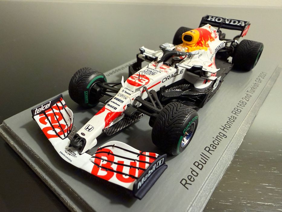 Max Verstappen | Miniatura Spark Red Bull Racing | Edição Especial
