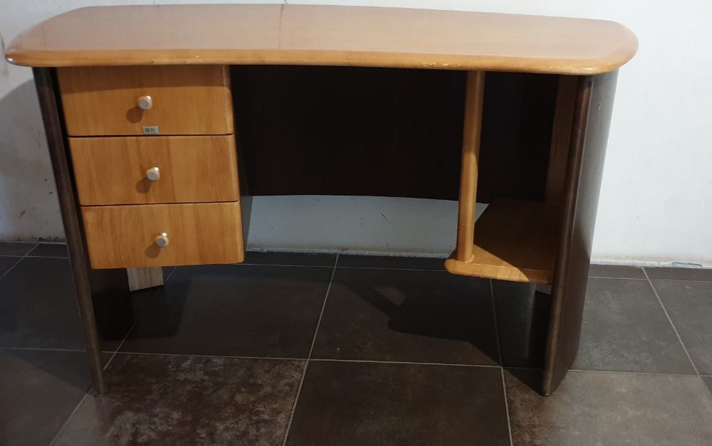 Письменный деревянный стол+ кресло детское