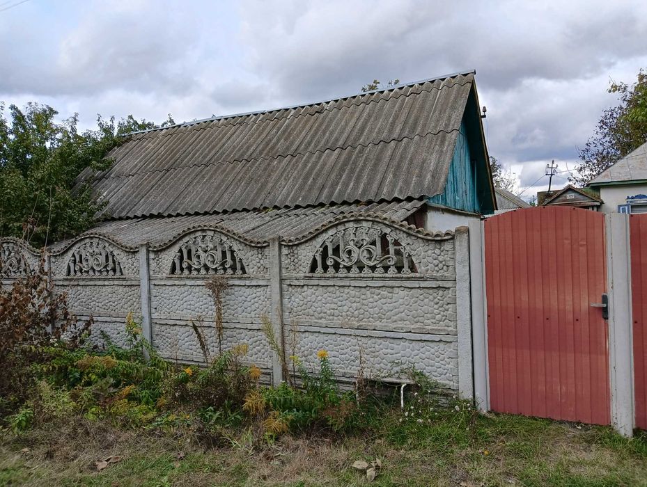 Продам пів будинку (40,4 м2) із наділом (12,5 соток). С. Кобижча