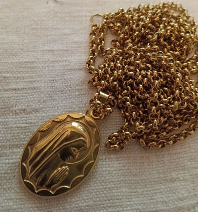 Cordão com medalhão