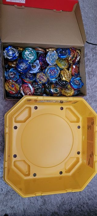 Lote de Beyblade Burst com Arena