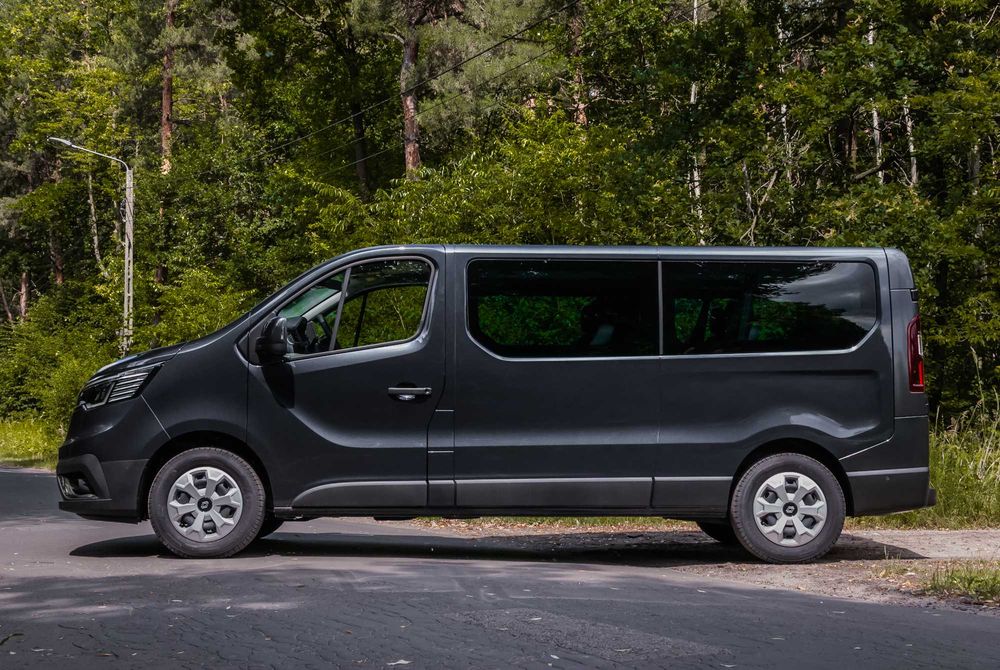 Wynajem busa 9-Osobowy Renault trafic long nowy