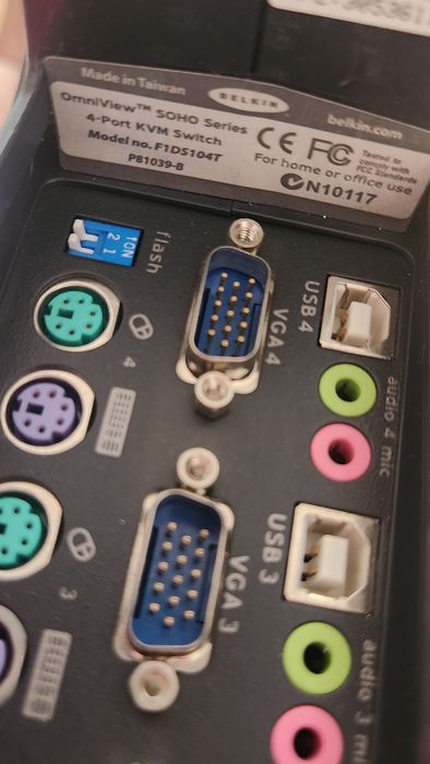 KVM switch Belkin F1DS104T професійний з аудіо