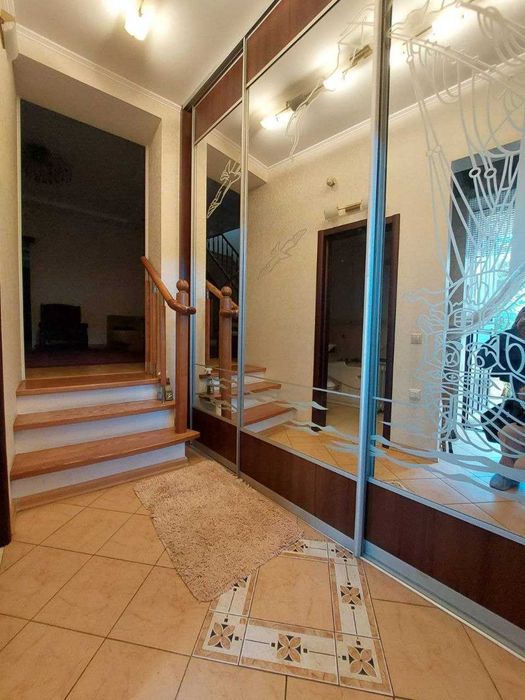 Продам двухэтажный дом с  ремонтом в Центре Слободки.