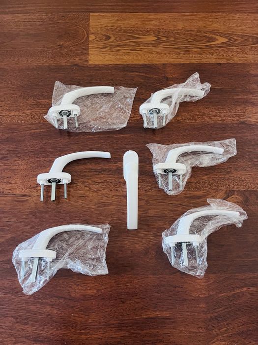 Zestaw 18 klamek białych okiennych do okna